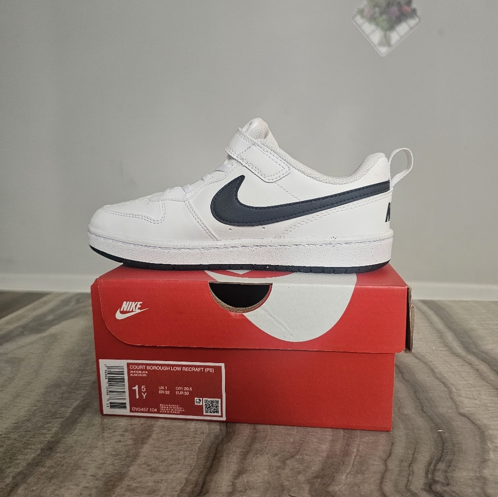 Nike White and Black Sneakers